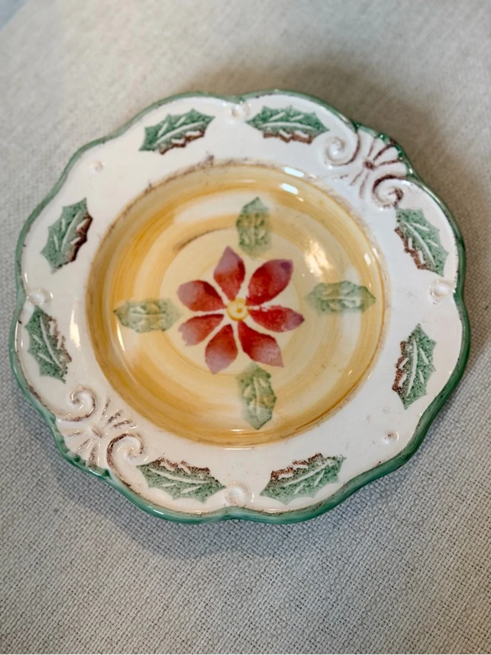Royal Norfolk Scalloped Edge Rustic Holiday Plate. Poinsettia | Holiday | 8.5”